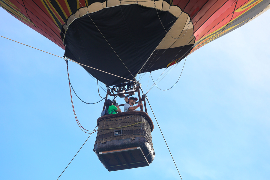 Personas disfrutan el recorrido del globo aeroestático en el Agroparque Biosuroeste. Reserva en Viajes Comfama